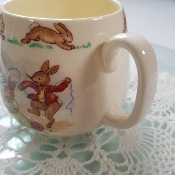 Royal Doulton Bunnykins cup Bunnies Knitting/Unravelling Yarn made in England - Picture 3 of 11